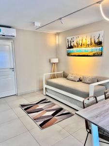 "The Best in the City" Hermoso departamento amplio, moderno y luminoso, ubicado en el centro de la ciudad, a pocas cuadras de peatonal Junin, a cuadras de plaza torrent y plaza la cruz, edificio moderno con ingreso digital, hasta 4 personas