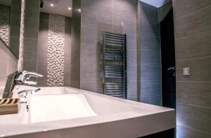 Appartements Residence du Louvre - Apartments - Prime location Palais & Croisette - Luxury Stay by LRA Cannes : photos des chambres