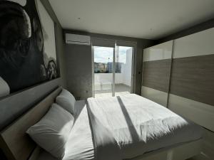 Giuliani Seafront Penthouse 15