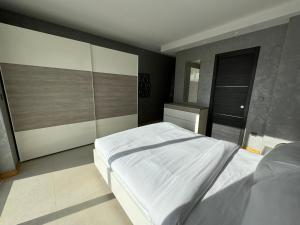 Giuliani Seafront Penthouse 15