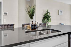 NEW Spacious 4-bedroom house in charming Phoenix with WiFi, AC