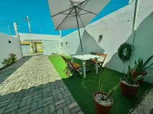 Bela acomodação em jacuipe com churrasqueira, piscina, mesa de sinuca e três quartos, dois sendo suítes! Além de muito espaço por toda a área! - 伊比拉奎拉