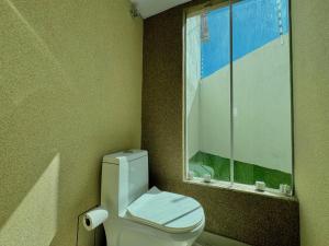 Bela acomodação em jacuipe com churrasqueira, piscina, mesa de sinuca e três quartos, dois sendo suítes! Além de muito espaço por toda a área!