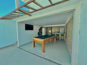 Bela acomodação em jacuipe com churrasqueira, piscina, mesa de sinuca e três quartos, dois sendo suítes! Além de muito espaço por toda a área!