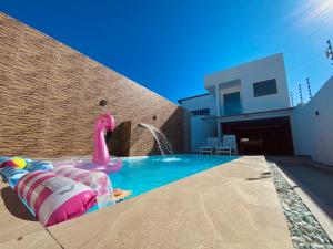 Bela acomodação em jacuipe com churrasqueira, piscina, mesa de sinuca e três quartos, dois sendo suítes! Além de muito espaço por toda a área!