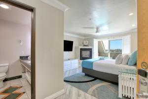 Deluxe King with Partial Ocean View room in SeaVenture Beach Hotel