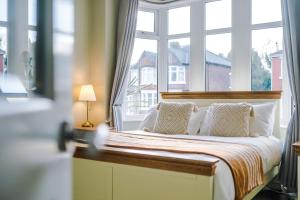 4 Bed House Relocators Trades and long stays