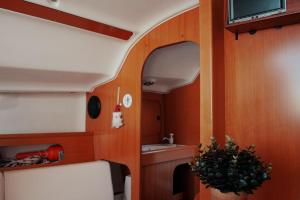 Surfbird Cozy Sailboat Escape