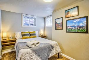 Olympic Flat Downtown w Hot Tub BBQ & Fire pit