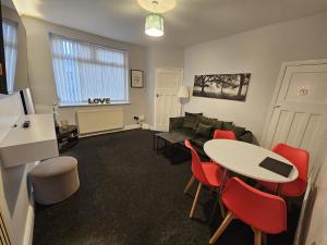 Victoria House - 3 Bedroom House sleeps 5 with WiFi and parking