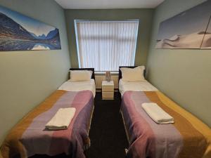 Victoria House - 3 Bedroom House sleeps 5 with WiFi and parking