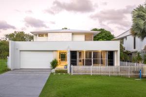 Ocean House - 4 BR with Media Room & Private Pool - 100m to Beach