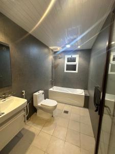 شقة بصالة أنيقة وغرفتين نوم - Elegant living room apartment with two bedrooms