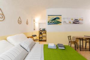 Zen Studio in the Center With Free Parking and 24Hours Automatic Check-In with Netflix Dazn and Disney Plus
