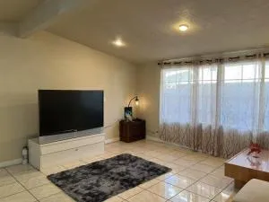 欢迎入住West Covina的四卧二卫的独立房子 - La Verne