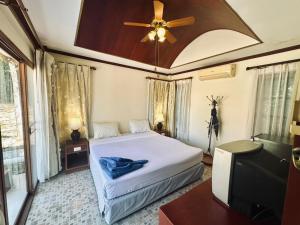 Villa Beside Swiming Pool With Garden View