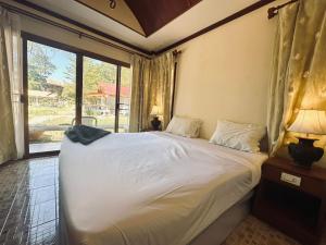 Villa Beside Swiming Pool With Garden View