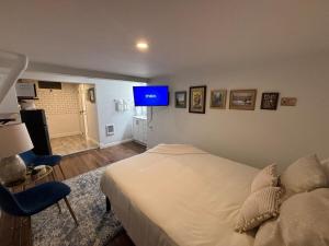Sunny Golden Hill Studio! Fully Stocked - near DT