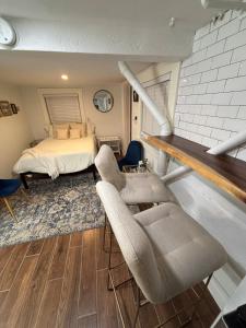 Sunny Golden Hill Studio! Fully Stocked - near DT