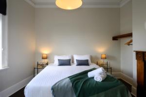 DeWitt Apartment - 3 Red Doors Battery Point