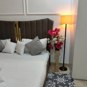 super luxurious room with bathtube