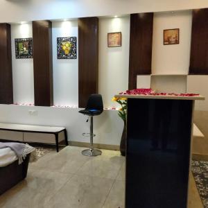 super luxurious room with bathtube