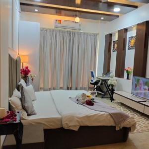 super luxurious room with bathtube