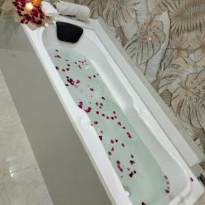 super luxurious room with bathtube