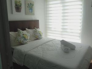 Davao Stay Suites Studio with Samal View APT2-1509, AC, WiFi, Queen, Kitchen
