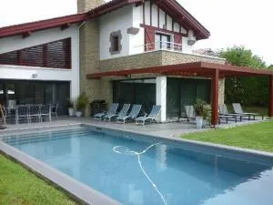 Maison basque moderne avec piscine chauffée et vue - Ascain