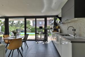 Moderne DHH mit zwei Apartments