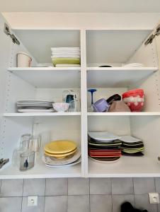 Large 2-bedroom apartment large living room with parking near train station and downtown