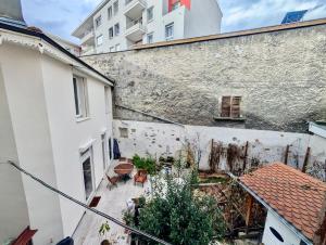 Large 2-bedroom apartment large living room with parking near train station and downtown