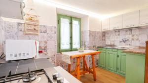 COZY MOUNTAIN RETREAT - with Garden, Wi-Fi