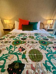 StayatSas Pippa grote omheinde tuin, gebruik van zwembad, stijlvol ingericht, middenin het bos met veel privacy, restaurant op park