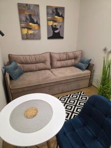 DeMar Apart Vakarchuka