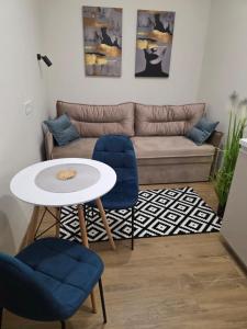 DeMar Apart Vakarchuka