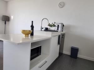 Modern 1 Bedroom apartment with Pool, Gym & Water Views