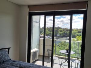 Modern 1 Bedroom apartment with Pool, Gym & Water Views