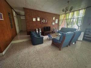 Spacious House with wide Parking Area and Lawn at Damosa Lanang