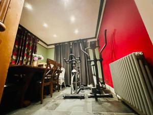 3 Bed Cottage Sleeps 2 with Parking Garden & Wifi