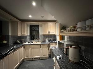 3 Bed Cottage Sleeps 2 with Parking Garden & Wifi