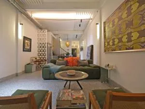 Siri Designer 3-Storey Townhouse with Garden and Luxury Amenities - Bangna