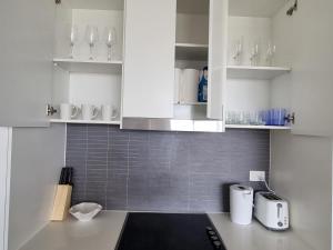 Modern 1 Bedroom apartment with Pool, Gym & Water Views