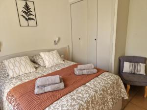 Maisons de vacances Le Bastidon des Mesanges : Maison 2 Chambres