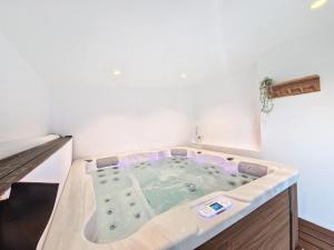 Maisons de vacances Maison avec jacuzzi : photos des chambres