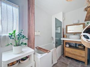 Maisons de vacances Maison avec jacuzzi : photos des chambres