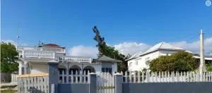 Villa Lolas-Beachfront Bedroom Escape with AC and Garden - Bluefields