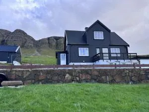 Cozy Older House In Brilliant Nature - Øravík