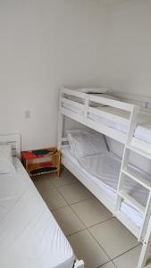 Itaguá - 1 quadra da praia, 2 quartos, 2 banheiros, acomoda 5 pessoas